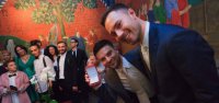 Гомо шоубизнес
На фото — звезда русского телевизионного шоу Comedy Woman Евгений Бороденко с супругом. Молодые люди демонстрируют обручальные кольца и целуются в присутствии близкого круга друзей. Среди свидетелей на торжестве легко узнаваемы коллеги Бороденко по Comedy Woman Екатерина Варнава, Наталья Еприкян, выступающая под псевдонимом Наталья Андреева, и Надежда Сысоева.
Вы спросите — зачем вам об этом знать? Ну как же — теперь, глядя Comedy Woman , вы более ясно будете представлять себе, как сделан этот вот продукт, который вы потребляете. Бытие определяет сознание — соответственно, гомосексуальное бытие определяет такое же сознание, и неизбежно отражается на продукте. Материал: