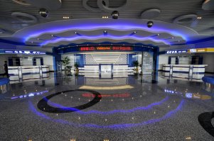 Космопорт из фильма "Гостья из будущего" напомнило.