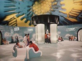 Космопорт из фильма "Гостья из будущего" напомнило.