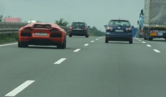 Автобан Берлин-Антверпен. Вот такие экземпляры прохватывают по левому ряду со скоростью далеко за 250 км/ч