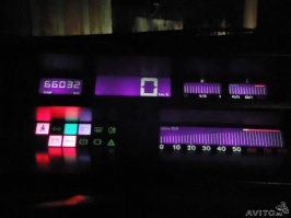 Была у меня когда-то в середине 90-х машина: Фиат-Типо, так там была полностью электронная панель. Из своего опыта хочу вам сказать что показания со стрелочных приборов при беглом взгляде читаются намного лучше.