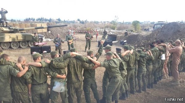 Расплескалась синева, расплескалась, 
По тельняшкам разлилась, по беретам, 
Даже в сердце синева затерялась,