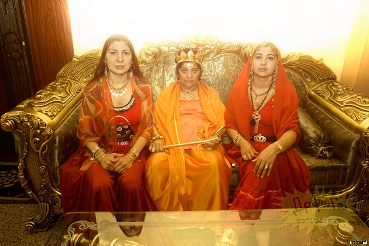 4 жены цыганская жена. Цыганские Бароны в Румынии. Богатые цыгане. Цыганский Барон в золоте. Богатые цыгане фото.