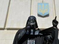 Вот повседневная жизнь Дарта Вейдера:



Когда же они его наконец президентом изберут?)))