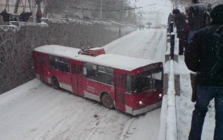 у нас как-то троллейбус занесло, на спуске)