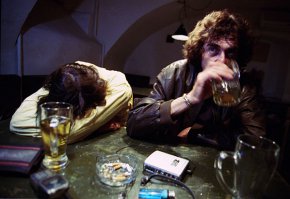 точно, пойду в местную пивную и там нафигачусь...