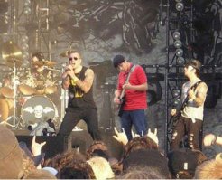 Ну блин... Я несколько секунд не мог понять что не так на этой фотке. Так что вполне неплохо :)