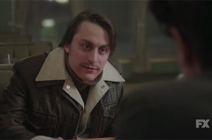 Киран Калкин из один дома. Хорошо в Фарго 2 сезон отыграл.