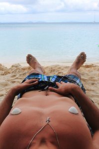 В 2012 году с другом сделали в Тайланде похожий пародийный фотосет "Посвящается всем женщинам - Если у вас с отдыха нет таких фотографий, то вы просто зря потратили время." 

Если кому интересно / охотно поржать, оригинальный пост тут: 

Нажав на фото, можно прочитать "описание", оно есть к каждой композиции =)