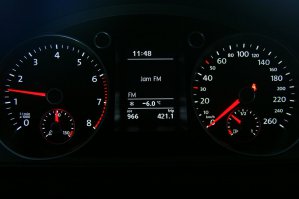 Присмотрись получше! Спидометр показывает именно 50 (на фото тигуан)