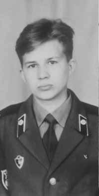 Какбэ ни на что не намекаю, но... Как у папаши шеврон подмышкой оказался???  Спецвойска?