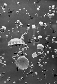 Чего это они почти все на "лифчиках" спускаются?