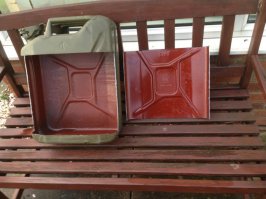 Мне одному кажется, что это разные канистры????