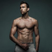 А мне вот этот парень, Мэттью Льюис из фильма "Гарри Поттер и философский камень", очень понравился. Не ожидала, что вырастет в такого мужчину.