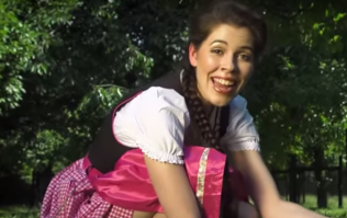 ... год назад скачал себе этот шедевр в качестве звонка на телефон!!! 
Только потму что Маруся Зыкова похожа на одну из участниц