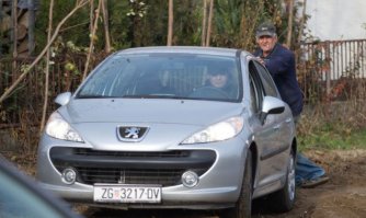 А зечем он их сам же и выталкивает?