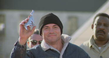 Он еще в "Тюряге" (или "Взаперти") хорошо так отборного гада сыграл