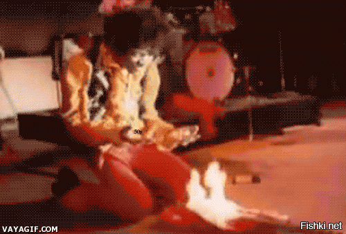 Легендарный Джими Хендрикс сжигает свою гитару на Монтерей фестивале.