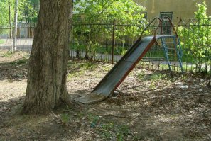 Когда делали горку дерева не было, оно потом уже внезапно выросло.