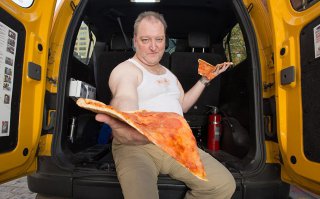 Блин, че это у них за пицца в Нью-Йорке? Мне было бы стыдно не то, что на фото показать для календаря, а кому-нибудь предложить ее.