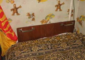 Я видел более аккуратное решение для разнообразия ночи.
"П" образные скобы привернуты к спинке кровати, и в них продеты по браслету от наручников. Сделано все было очень аккуратно и эстетично. Жаль не удалось сфотографировать, ибо хозяин квартиры был рядом.