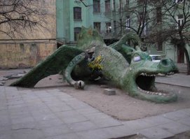 Этот дракон ещё был сделан в СССР. Находится в Санкт-Петербурге на Васильевском острове. Я ещё с детства помню как от него пахло говном, в него нехорошие люди лазали гадить.