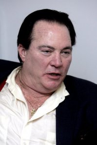 В 2003 году Сонни Лэндэм баллотировался на пост губернатора штата Кентукки от Республиканской партии, надеясь повторить успех своих партнеров по фильму "Хищник" Джесси Вентуры (Jesse Ventura) и Арнольда Шварценеггера (Arnold Schwarzenegger), избранных губернаторами Миннесоты и Калифорнии соответственно, но потерпел поражение. На выборах занял второе место. И как изменился в дальнейшем. Арни я узнаю везде, а он конечно исполняет. В хищнике Билли мне больше всех просто нравился (естественно после Арни).