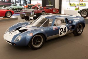 По поводу дизайна, GT40 скорее от части копирует Lola-Mk6, они сотрудничали при создании GT40, часть идей и комплектующих было взято от Lola, начальная стадия разработки тоже проходила в цеху Lola, оно и сказалось.