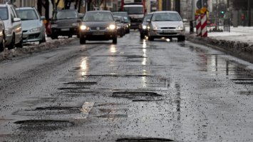 Автор один из "зарубежных партнеров", готовых любой ценой "обо**ать" Россию.

Не нравится происходящее? Сделай правильный выбор:
1. НЕ НОЙ! Предлагай что-то, что изменит ситуацию! Делай что-либо, чтобы улучшить жизнь хотя бы в своем городе или минимум в районе!
2. Тебе легче ныть в инете? Вали в гейропу - там таких любят.

И несколько фоток по теме, чтобы гейропа маслом не казалась.