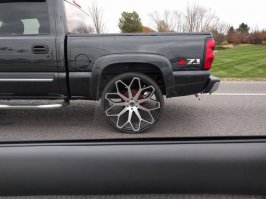 Лютый идиотизм! На пикап(это Шеви Колорадо) ставить огромные диски с изолентой, при том оставлять барабанные тормоза сзади)))) Выглядит просто смешно.