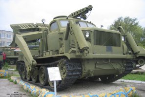 БАТ- Большой Артиллерийский Тягач. А саперам всегда уважуха!