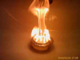 Только делать нужно так. Из бвух банок, 
иначе это только "лампада". 
А так - "примус".