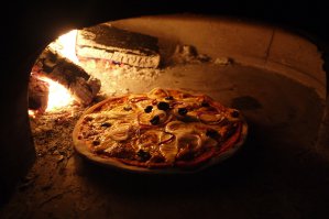 По составу - это почти омлет с сосисками и сыром.
Вот пицца так пицца, завтра делать буду в печке.