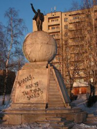 35 безумных фотографий с памятниками, которые поднимут настроение 