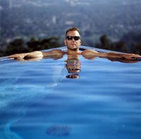 ... у Брюса похоже с тестостероном все нормально было  всегда :) Лять побриться что ли