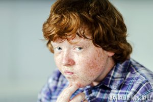 Урок литературы.

Учительница:

- Ну вот дети, мы прочитали рассказ Чехова "Ванька". Вы понимаете, что сейчас, конечно, дети такие письма не пишут.

Встает Вовочка:

- Неправда, я сам вчера видел, как Изя Шихман писал на уроке: "Дорогой дедушка, Соломон Моисеевич, забери меня отсюда..."