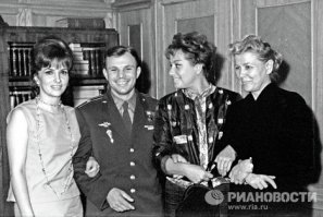 Вспомнил историю Лолобриджа и Гагарин.... как она запала на него... 1961г.