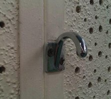 А тут не "мастера легче убить", а фотошопера, который не флипнул по вертикали или фотографа, который так снял, ну или автора-тролля  ))