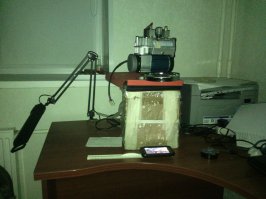 Не фейк. Сначала сам проверь, а потом говори. 
Вот, за пару минут, из подручных материалов. 
Даже без корпуса, что хуже, т.к. засветка помещения сильная. И немного не в фокусе. 

"Проектор" - НТС Инкредибл-С. 
Снимал на Флай 4403, а та та еще камера. :)