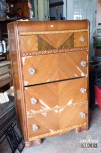 Никого не смущает, что это два разных комода?