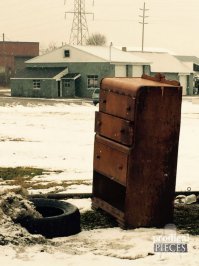 Никого не смущает, что это два разных комода?