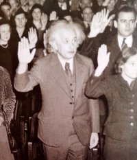 Альберт Эйнштейн принимает американское гражданство. США. 1940 г. ЭТО КАК?! Ничего страшного, что он умер в 1902?