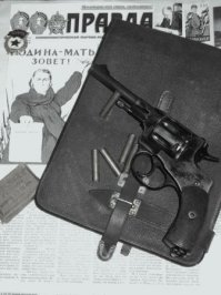 Давным-давно была война, 
Давным-давно прошла она. 
Для тех, кто жив, она была когда-то. 
Но помним мы, как в пламя шли 
И как страну для нас спасли 
Солдаты, солдаты, солдаты. 

Припев : 

Годы, сколько-б ни шли, 
Вечно помнить родной стране 
Всё, что сделали вы 
В этой войне, 
В трудной войне, 
В страшной войне. 

Давным-давно была война 
И там, где всё сожгла она, 
Хлеба желтеют и синеют реки. 
Но тот, кто эту землю спас, 
Остались жить в сердцах у нас 
Навеки, навеки, навеки. 

Припев. 

Давным-давно была война, 
Но память нам на то дана, 
Чтоб помнить, как весь мир пылал когда-то. 
И те, кому по двадцать лет, 
Пусть знают, что глядят им вслед 
Солдаты, солдаты, солдаты. 

Припев. 

За годом год стучит в окно... 
Была война давным-давно, 
Давным-давно в запас ушли солдаты. 
Но быль о ней всегда нужна, 
О том какой была война 
Когда-то, когда-то, когда-то... 
Припев.