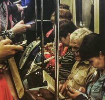 Не знаю в чем прикол, но в метро достаточно молодняка с книгами. Конечно меньше, чем с телефонами, но читающих книг хватает. По крайней мере в Москве.