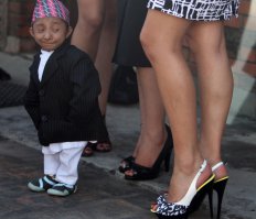 - Рыжая, передай за проезд. 
- Я не рыжая, я блондинка. 
- Ну мне то снизу лучше видно(с)