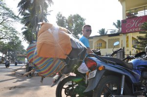 В тему экономии. Это я в Индии, экономлю на такси. Ехали вдвоем с женой на байке + сумки и чемодан.