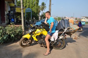 В тему экономии. Это я в Индии, экономлю на такси. Ехали вдвоем с женой на байке + сумки и чемодан.