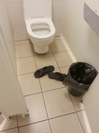 недавно зашел в сортир в одном торговом центре, хотел справить нужду по-маленькому и увидел такую картину... передумал справлять и ушел)