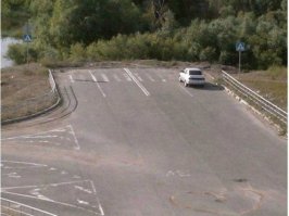 Скорее сего тут раньше мост был. По каким то причинам он разрушился (или его снесли, не знаю), а дорога к этому мосту с разметкой так и осталась. Судя по растительности на берегу реки и качестве разметки, моста нет довольно таки давно, а на новый мост и на новую дорогу руки не дошли