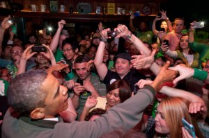 Посмотрел. Ты это имел в виду - "Обама в сплошном кольце переодетых охранников изображает общение с народом".
Пы.Сы. На самом деле - President Barack Obama greets the crowd at the Dubliner, an Irish pub in Washington, D.C., on St. Patrick's Day, Saturday, March 17, 2012